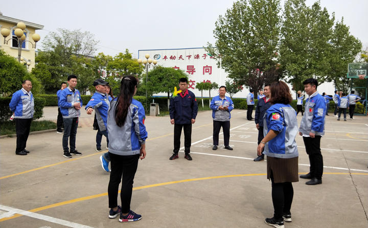 踢毽子比賽讓我們見識到團結協(xié)作、堅持不懈的運動精神，各隊在場上展開激烈比拼，隊員們沉著應戰(zhàn)、默契配合、快速傳遞