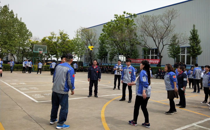 踢毽子比賽讓我們見識到團結協(xié)作、堅持不懈的運動精神，各隊在場上展開激烈比拼，隊員們沉著應戰(zhàn)、默契配合、快速傳遞