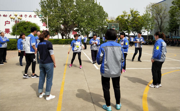 踢毽子比賽讓我們見識到團結協(xié)作、堅持不懈的運動精神，各隊在場上展開激烈比拼，隊員們沉著應戰(zhàn)、默契配合、快速傳遞