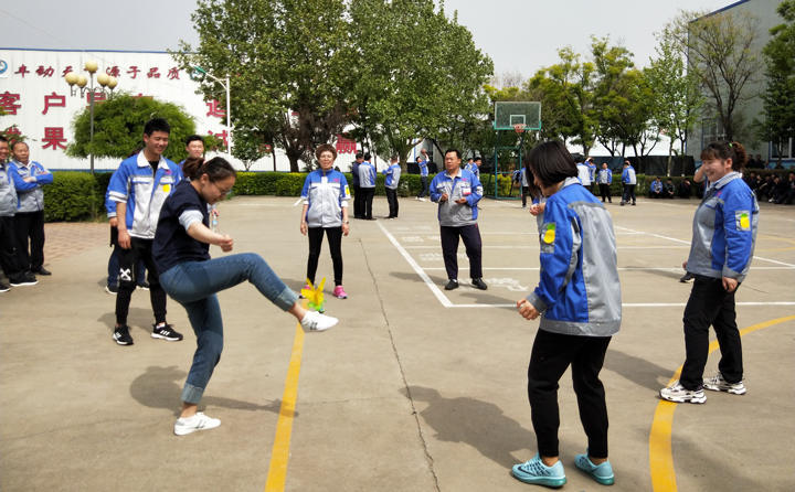 踢毽子比賽讓我們見識到團結協(xié)作、堅持不懈的運動精神，各隊在場上展開激烈比拼，隊員們沉著應戰(zhàn)、默契配合、快速傳遞