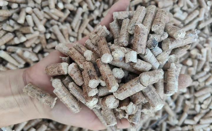 秸稈顆粒機械設(shè)備加工的生物質(zhì)顆粒燃