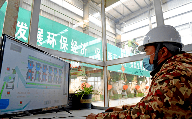 淮南市壽縣一家顆粒廠工人正在操控秸稈顆粒機械設(shè)備加工秸稈，生產(chǎn)生物燃料